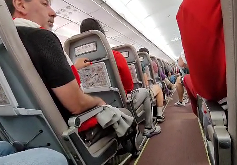 La ovación al comandante de un vuelo por parte de aficionados del Athletic tras un aterrizaje movido en Loiu