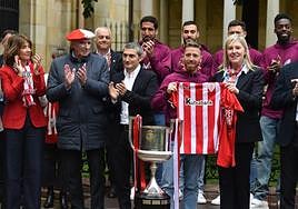 El capitán del Athletic, Iker Muniain, le entrega a Ana Otadui, presidenta de las Juntas Generales, la camiseta firmada por todos los jugadores este martes en Gernika.