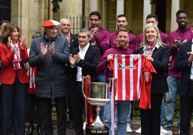 El capitán del Athletic, Iker Muniain, le entrega a Ana Otadui, presidenta de las Juntas Generales, la camiseta firmada por todos los jugadores este martes en Gernika.
