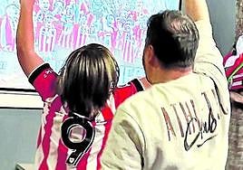 El escritor festeja la victoria junto a su hijo de 11 años en Nueva York.