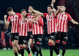 Los jugadores rojiblancos celebran la consecución del título tras la tanda de penaltis.