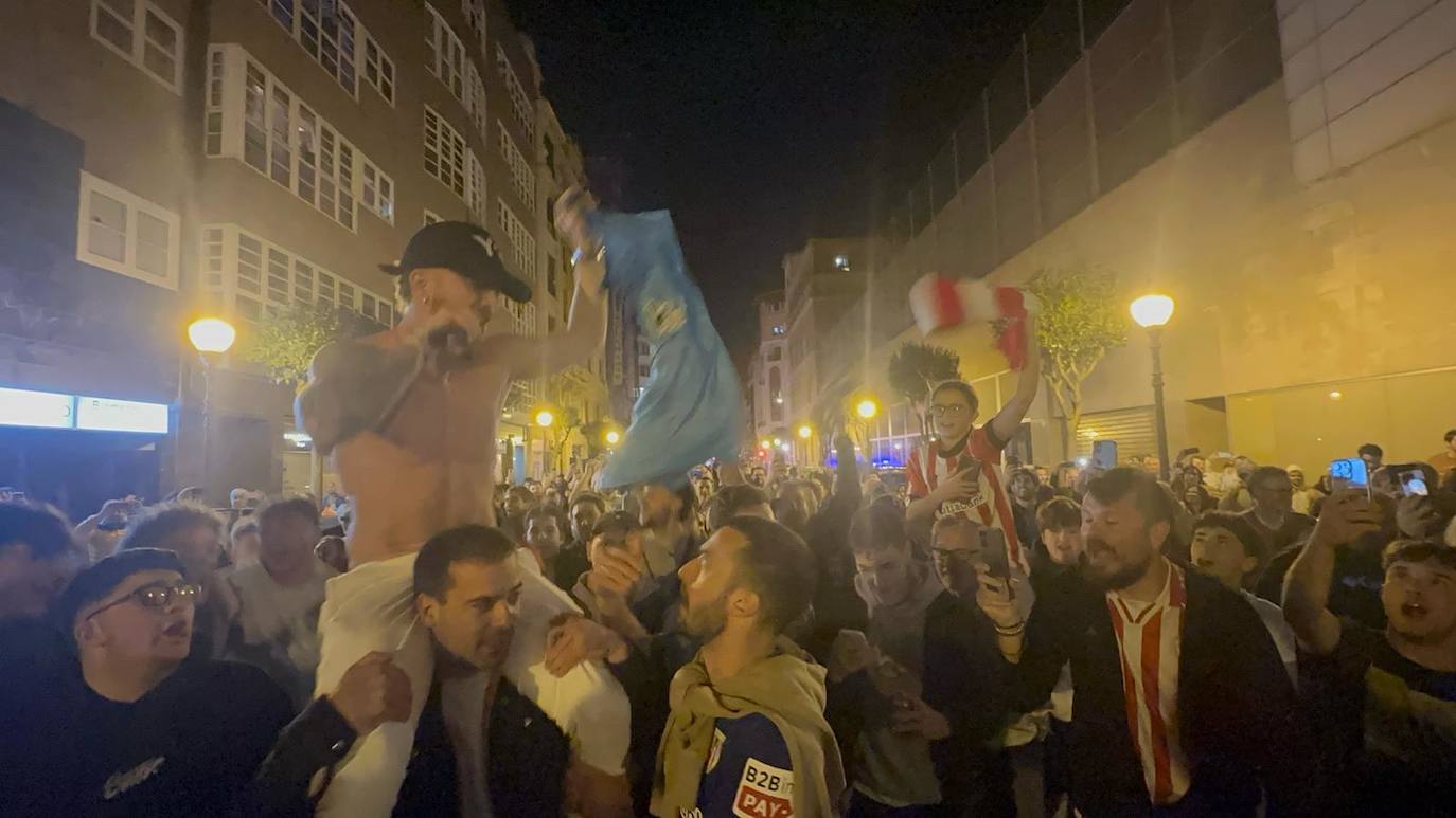 La fiesta de los jugadores del Athletic por el centro de Bilbao