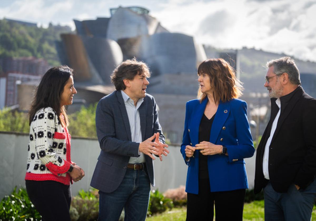 El candidato del PSE junto a Idoia Mendia y otros responsables del Departamento de Trabajo y Empleo la última legislatura hoy en Bilbao.