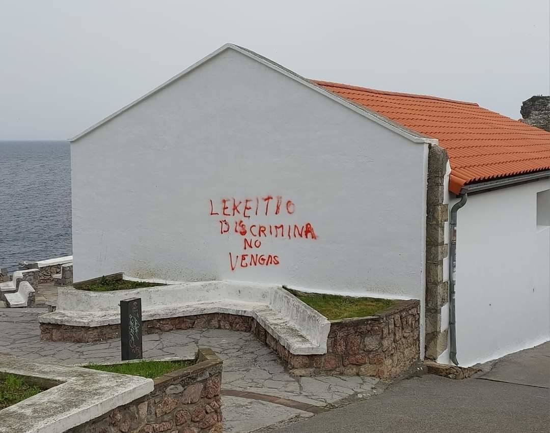 Pintada aparecida en una pared de Lekeitio contra el nuevo sistema de aparcamientos.