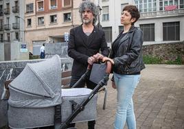 Vicenç y Mamen pasean por Bilbao con su hijo.