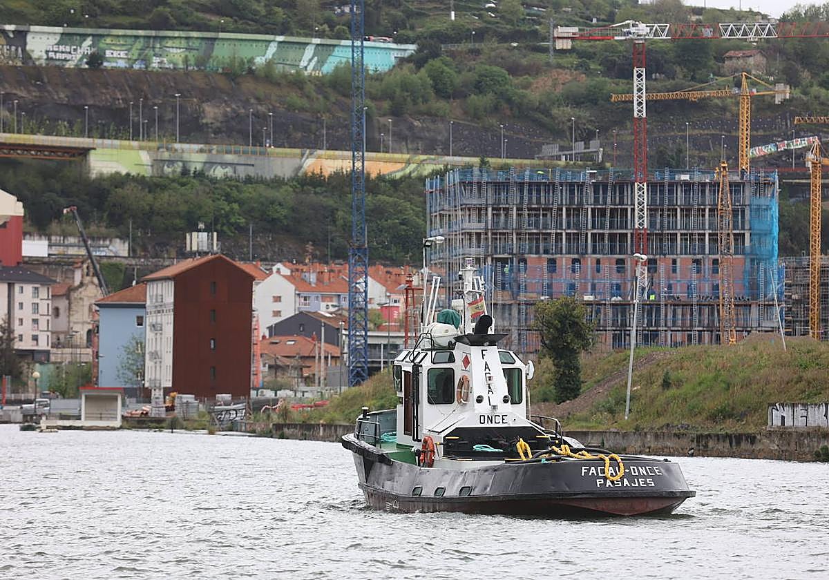 El remolcador 'Facal Once', con base en el puerto de Pasaia, será el que tire de la gabarra.