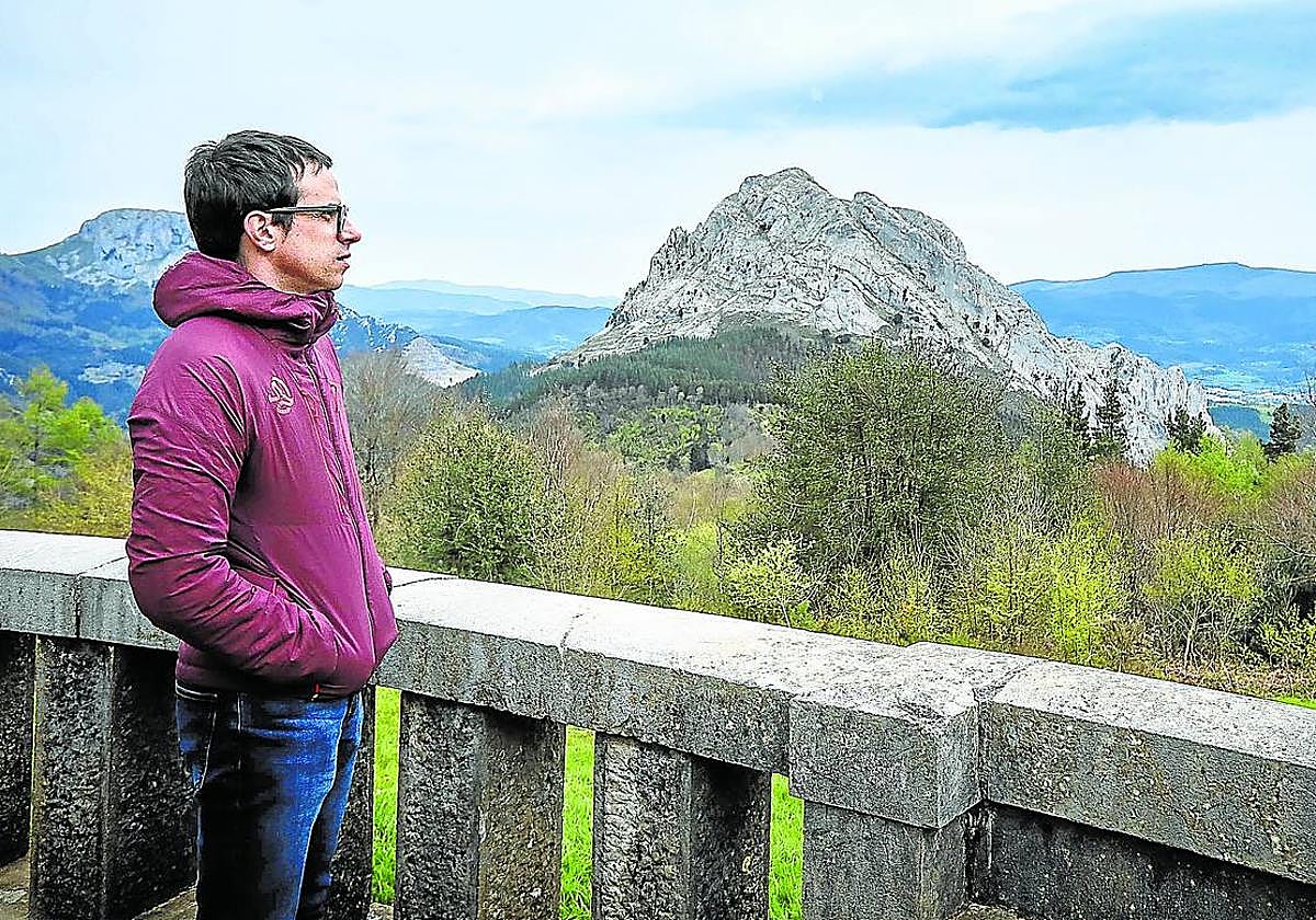 Otxandiano se asoma al mirador de Las Tres Cruces del Anboto, uno de los lugares que frecuenta para desconectar, e incluso para trabajar, y que queda cerca de su pueblo, Otxandio.