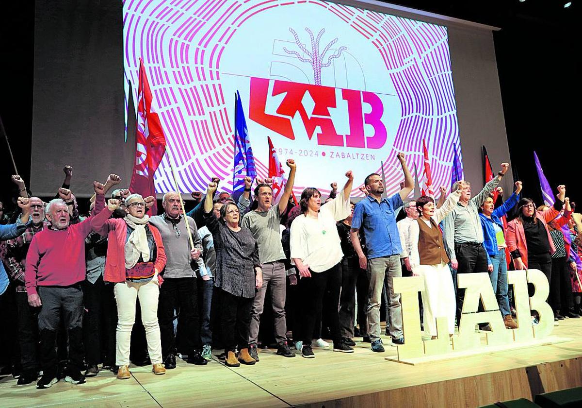 Dirigentes de LAB, ayer en el Palacio Euskalduna de Bilbao, donde celebraron su acto de 50 aniversario.