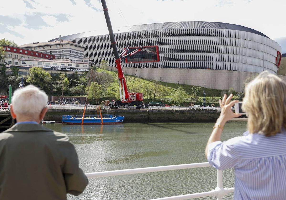 El dispositivo de seguridad para la gabarra en Bilbao: cortes de tráfico y  puentes cerrados | El Correo