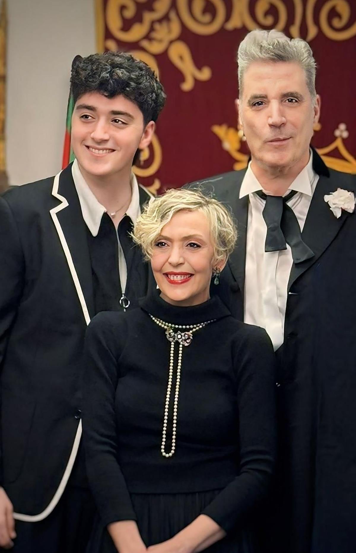 Loquillo se casa con la cineasta vasca Susana Koska tras casi 40 años de relación