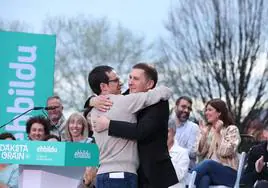 Pello Otxandiano y Arnaldo Otegi, en Getxo.