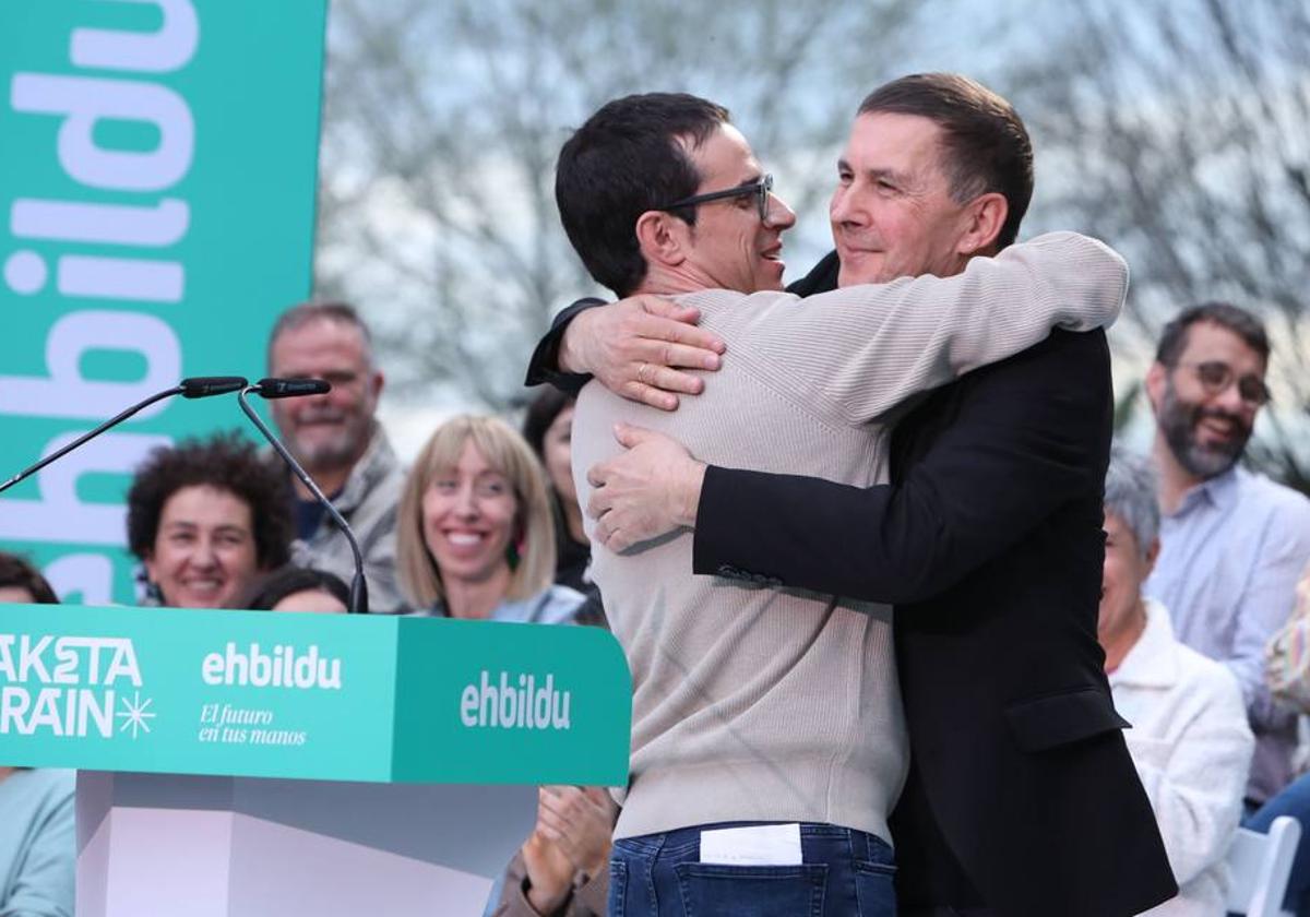 Pello Otxandiano y Arnaldo Otegi, en Getxo.