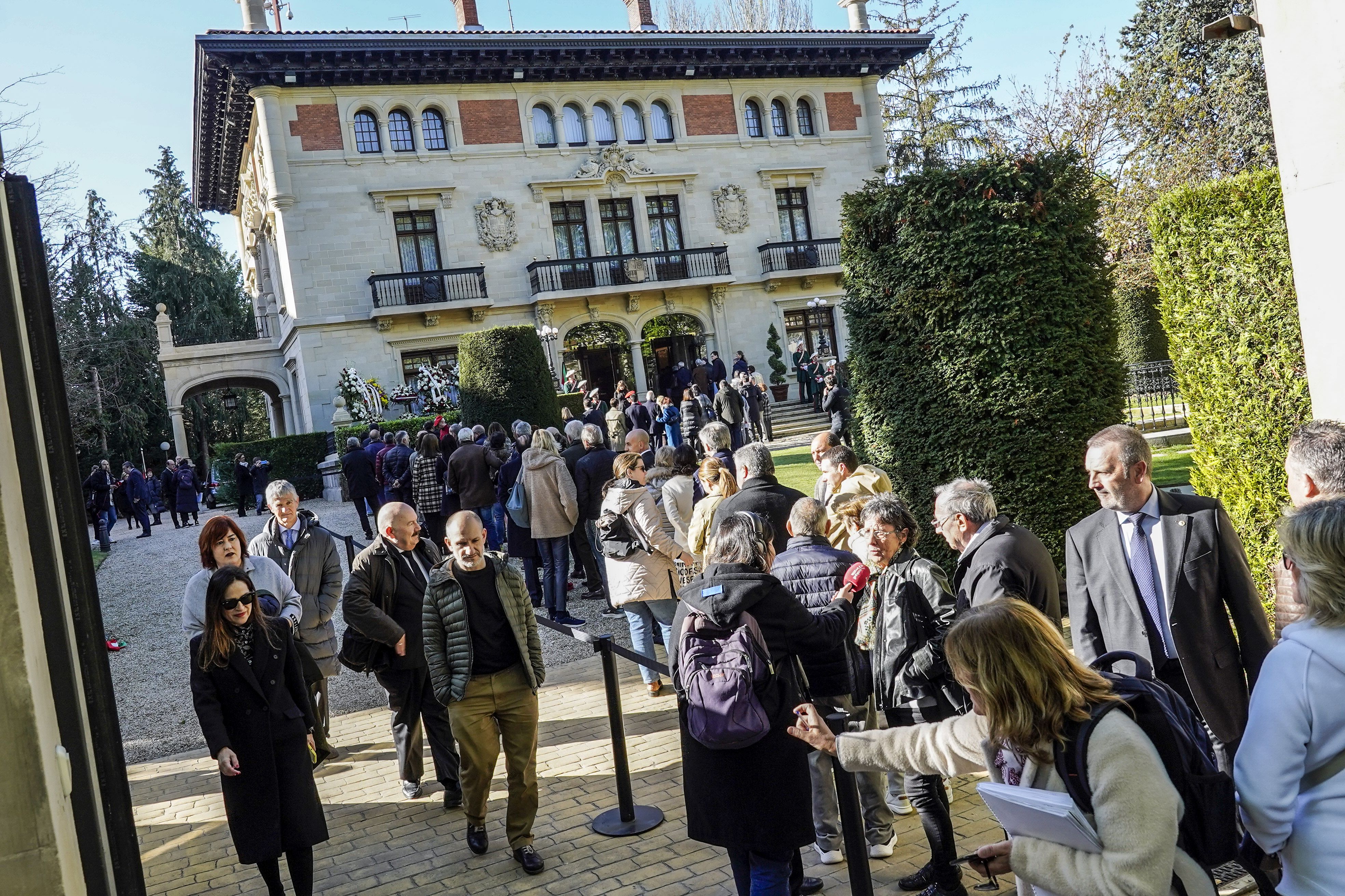 Políticos y ciudadanos anónimos coinciden en la entrada del palacio de Ajuria Enea, donde todos guardan su turno para dar su último adiós a quien fuera lehendakari entre los años 985 y 1999.