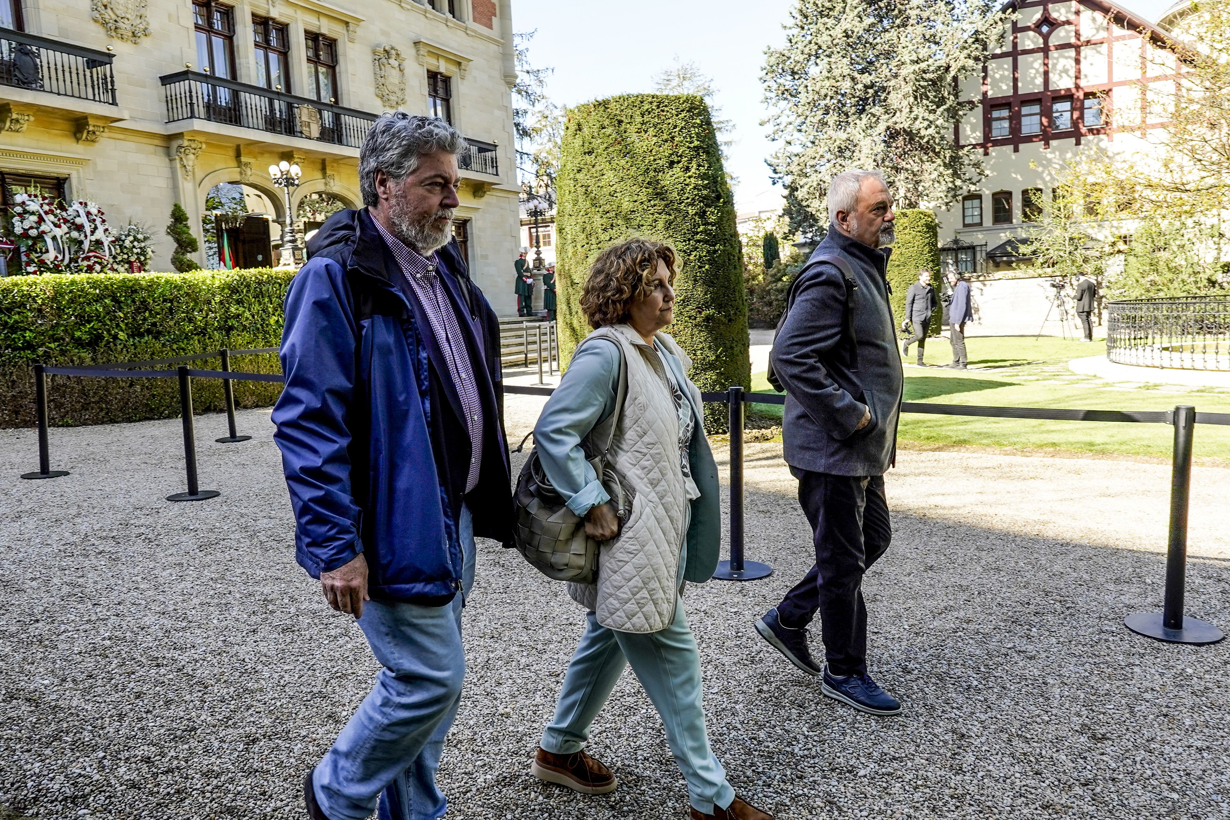 Juantxo López de Uralde (Alianza Verde) y Pilar Garrido (Podemos) se han acercado a la capilla ardiente.