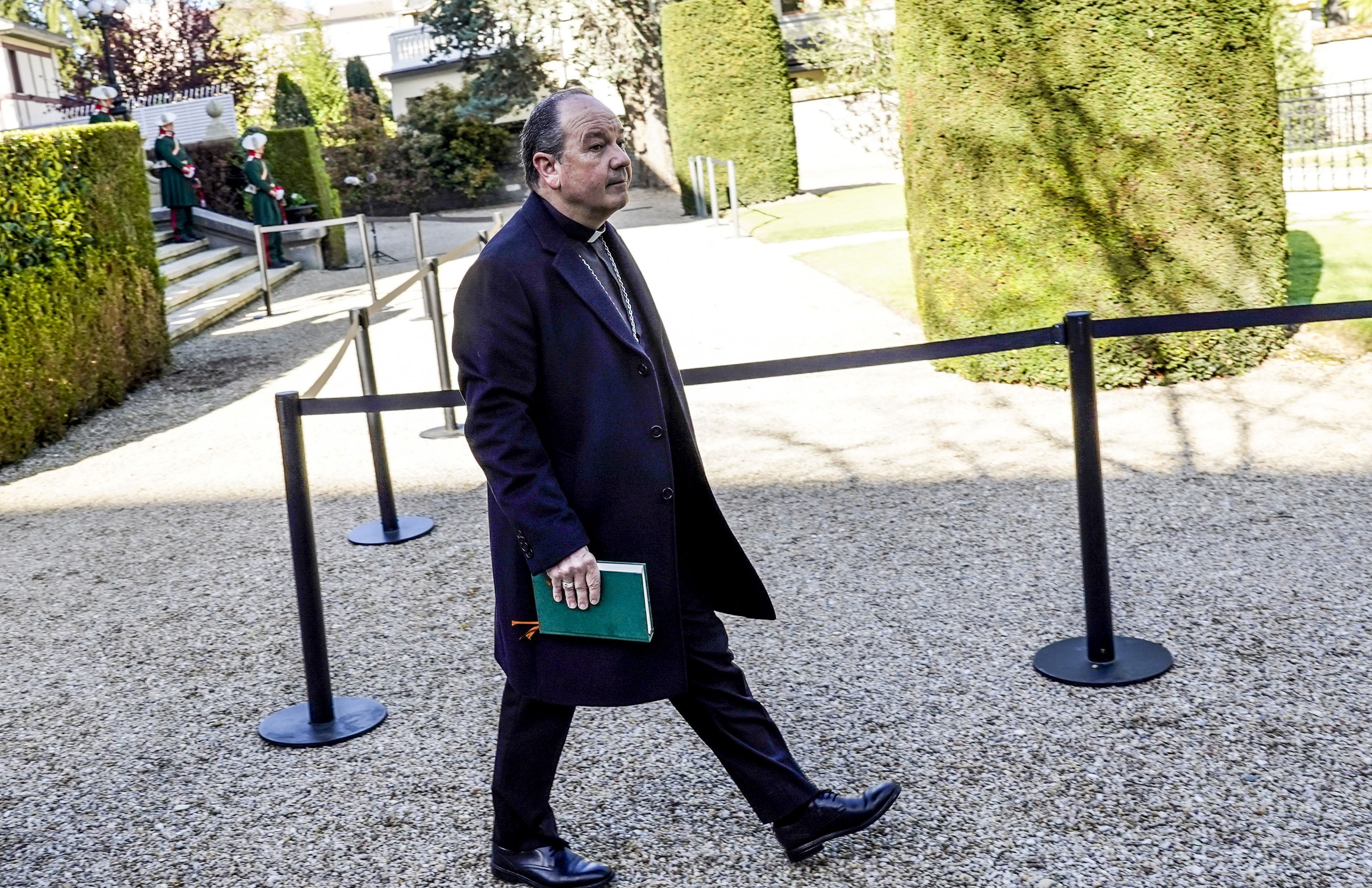 Juan Carlos Elizalde, obispo de Vitoria, se ha acercado a la capilla ardiente instalada en el Palacio de Ajuria Enea.