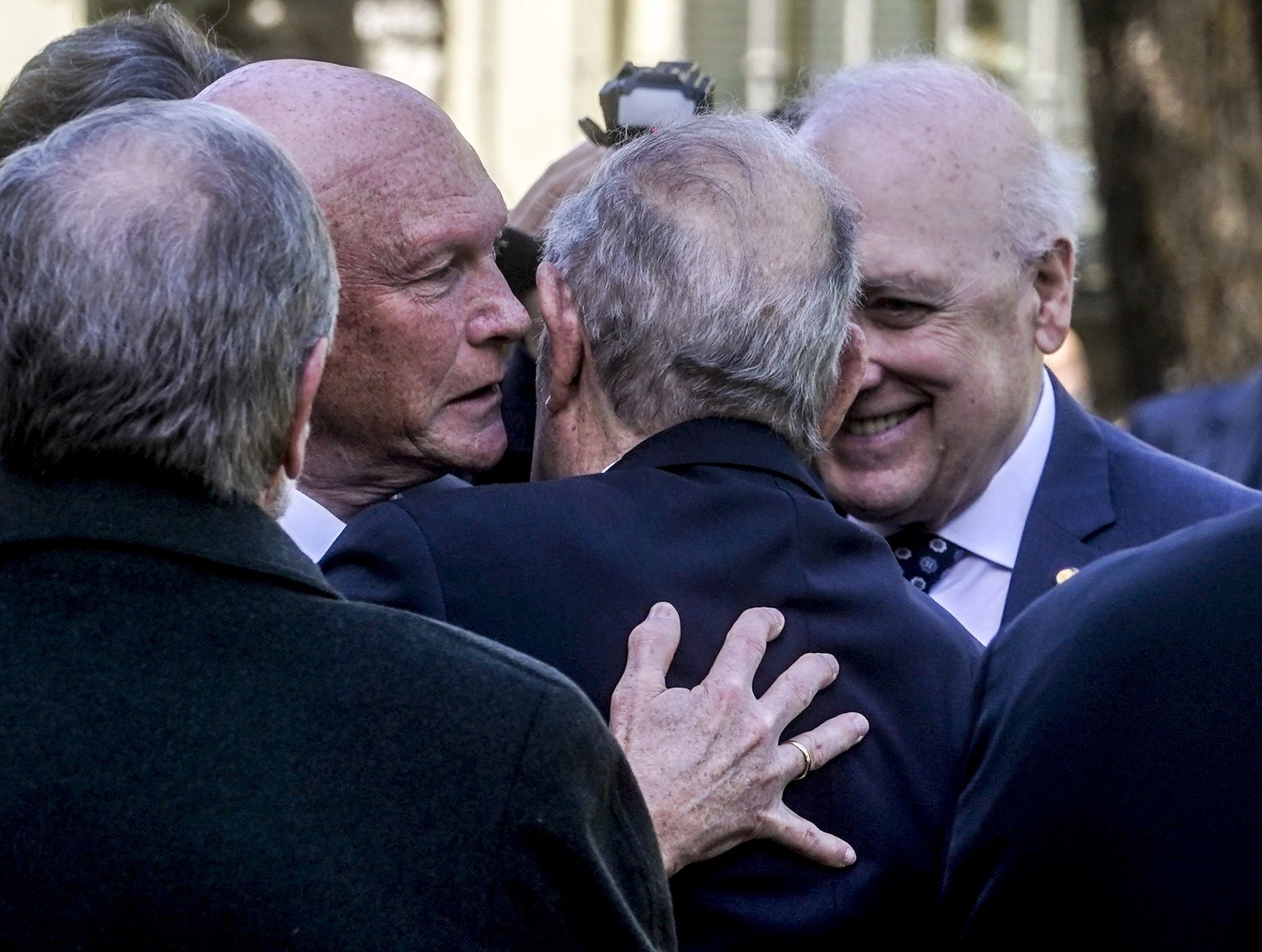 Los exlehendakaris Ibarretxe y Garaikotxea se funden en un abrazo en los jardines de Ajuria Enea. 