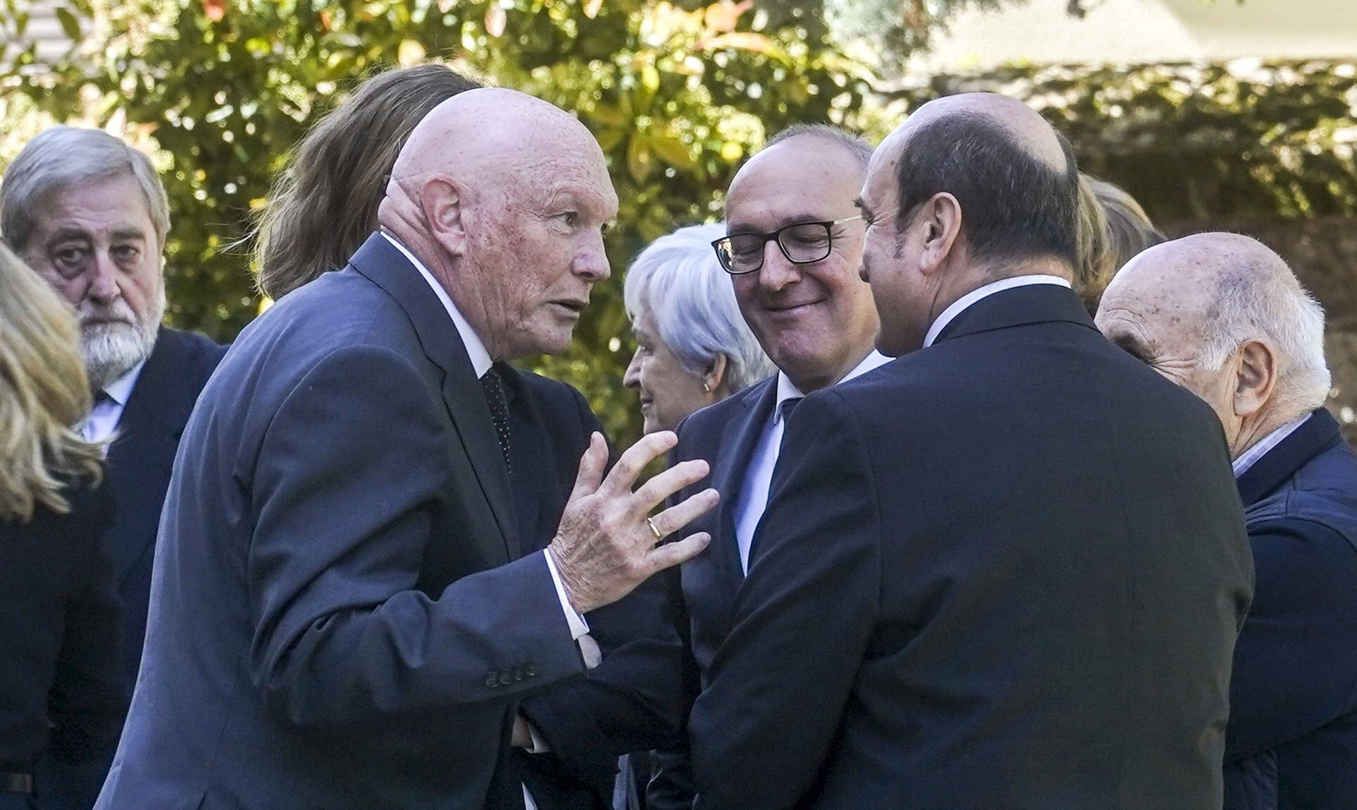 En los jardines de Ajuria Enea se han formado numerosos corrillos. En la imagen, Juan José Ibarretxe charla con Andoni Ortuzar y con Ramiro González, diputado general de Álava.