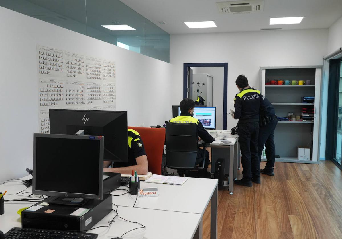 Agentes de la Policía Local trabajan en la nueva comisaría de José Erbina, ubicada junto a la estación de tren de Dato.