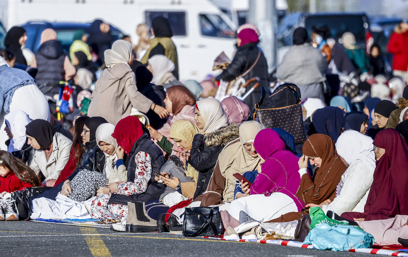 Miles de musulmanes celebran el final del Ramadán en Vitoria