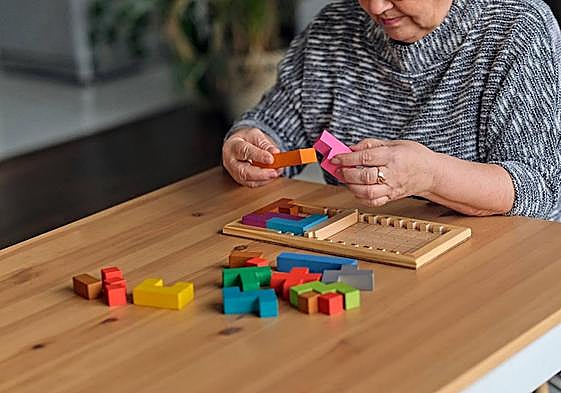 Los nuevos tratamientos contra el alzhéimer buscan ralentizar el avance de la enfermedad, pero sólo lo logran de manera parcial en un momento temprano de la dolencia.