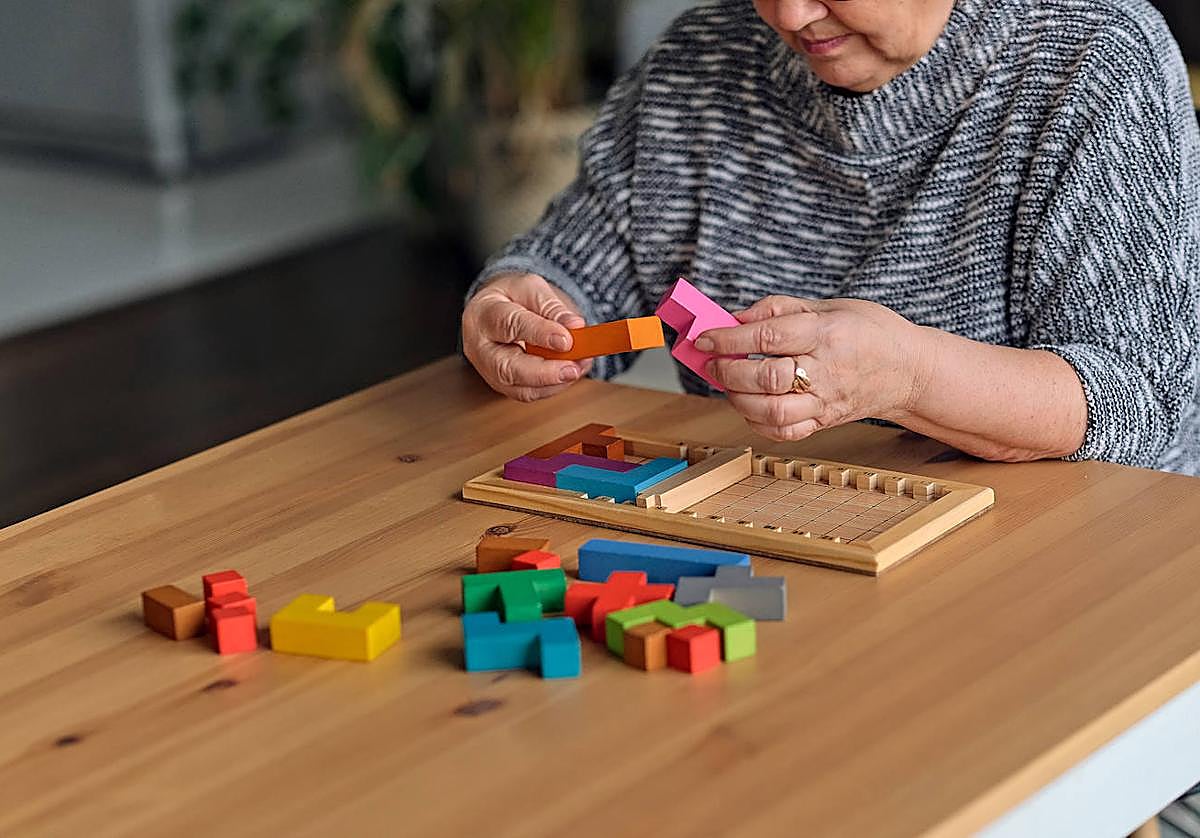 Los nuevos tratamientos contra el alzhéimer buscan ralentizar el avance de la enfermedad, pero sólo lo logran de manera parcial en un momento temprano de la dolencia.