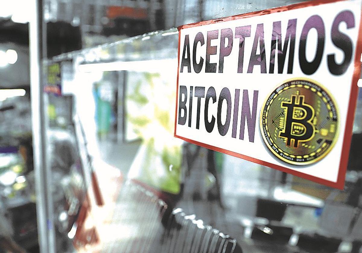 Cartel de un establecimiento que acepta pagos en bitcoin