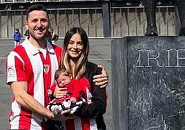 Denis y Sofía cogen a Alana en brazos.