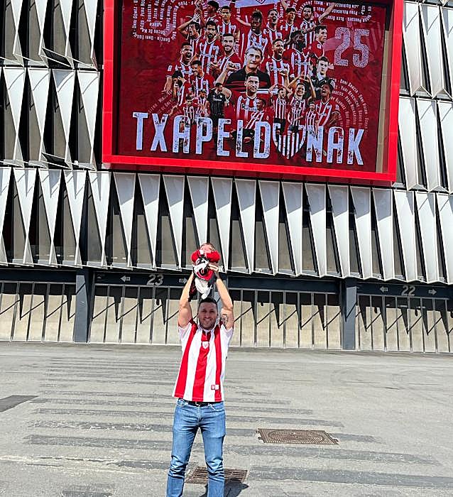Denis, con su hija en la explanada de San Mamés.