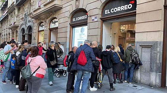 Cientos de personas se fotografían en la gabarra de EL CORREO