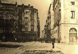 Plaza frente al Teatro de la Villa, con la calle Bidebarrieta al fondo.