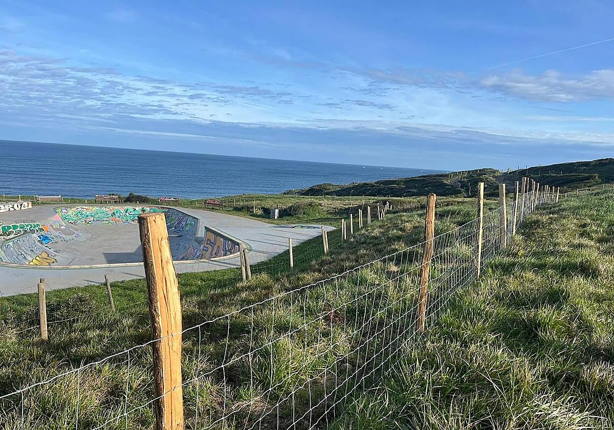 La valla restringe el paso de las personas en el área natural cercana al skatepark de Sopela.