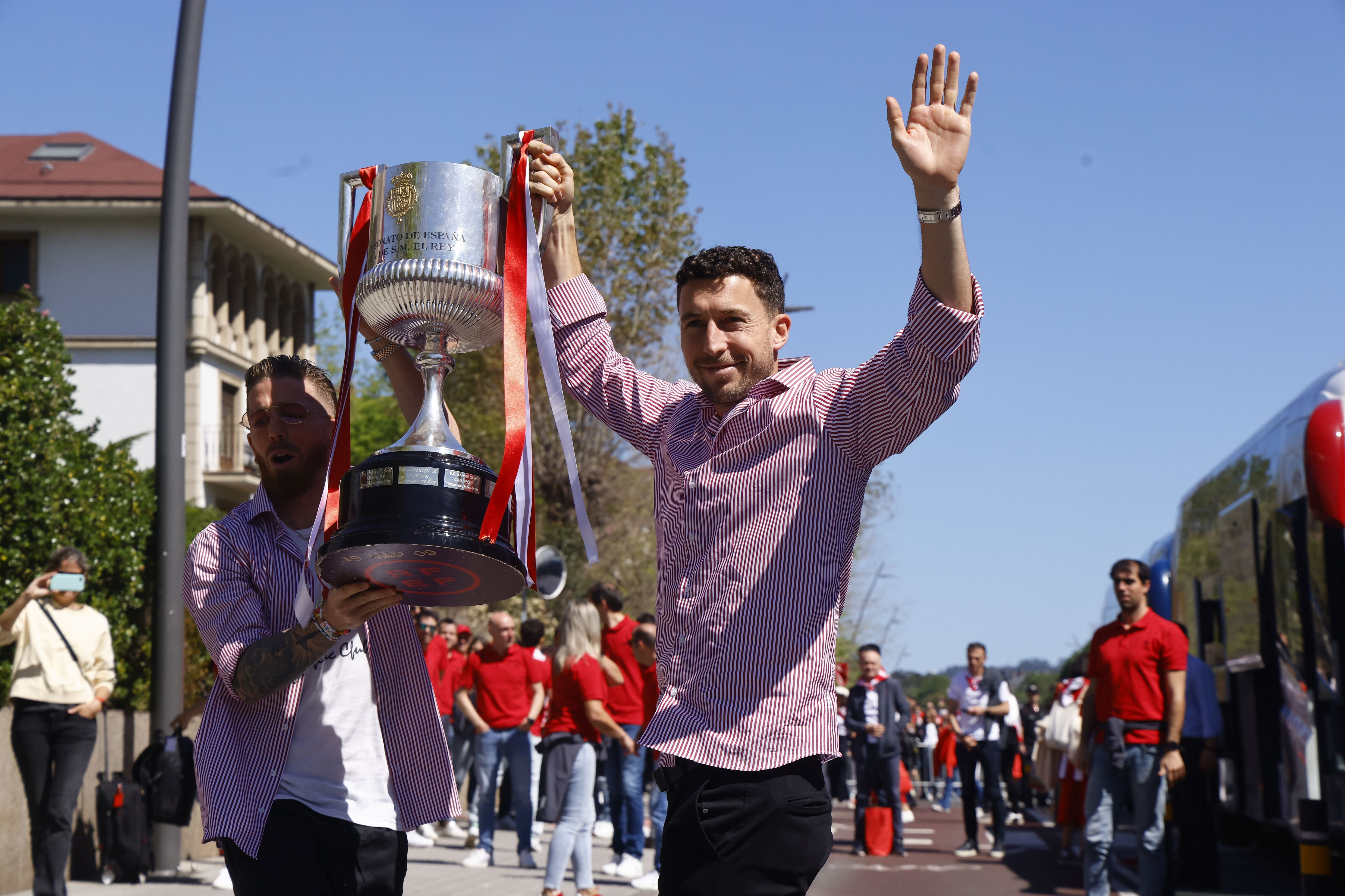 Euforia de los jugadores rojiblancos en la gabarra