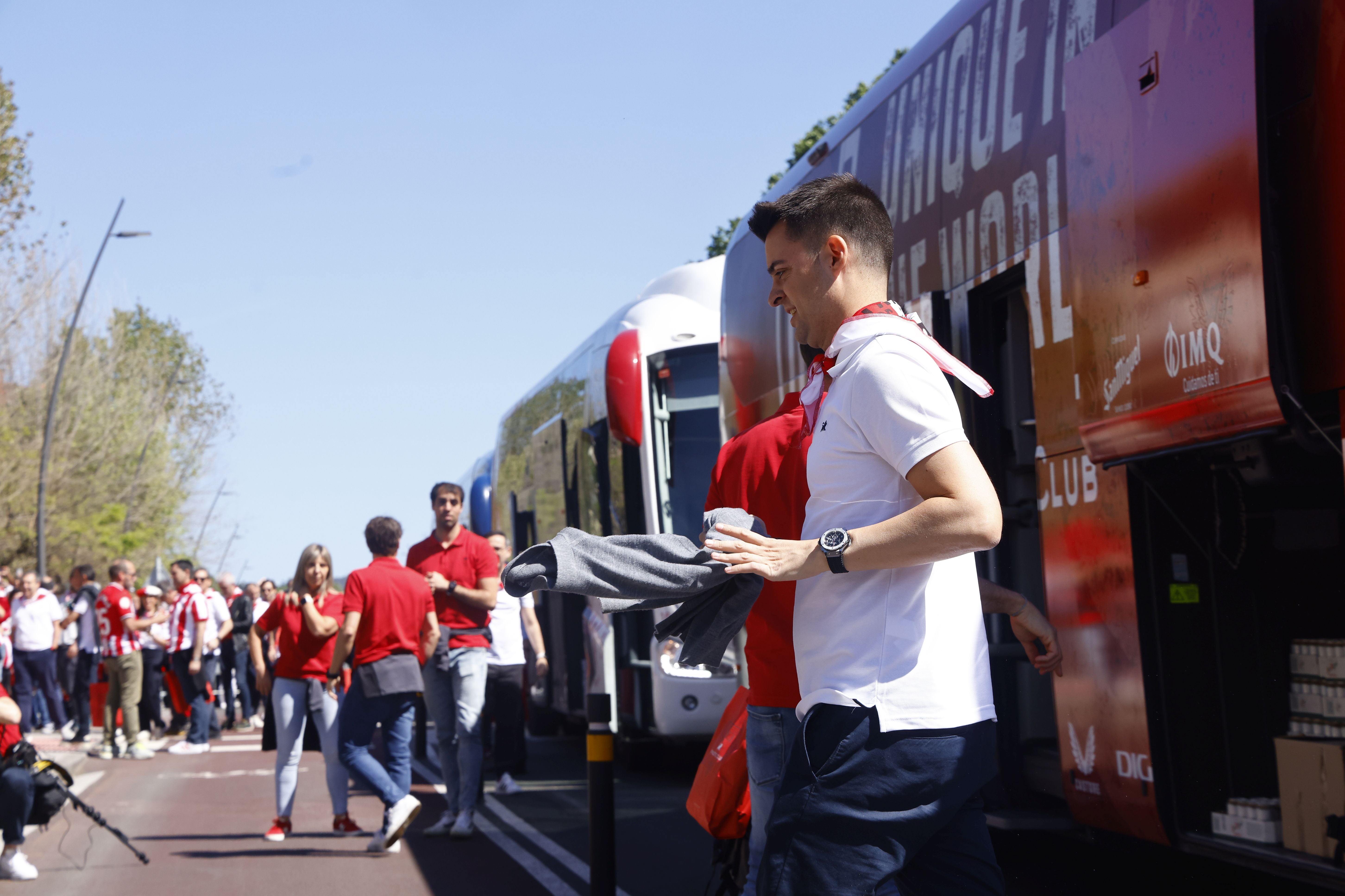 Euforia de los jugadores rojiblancos en la gabarra