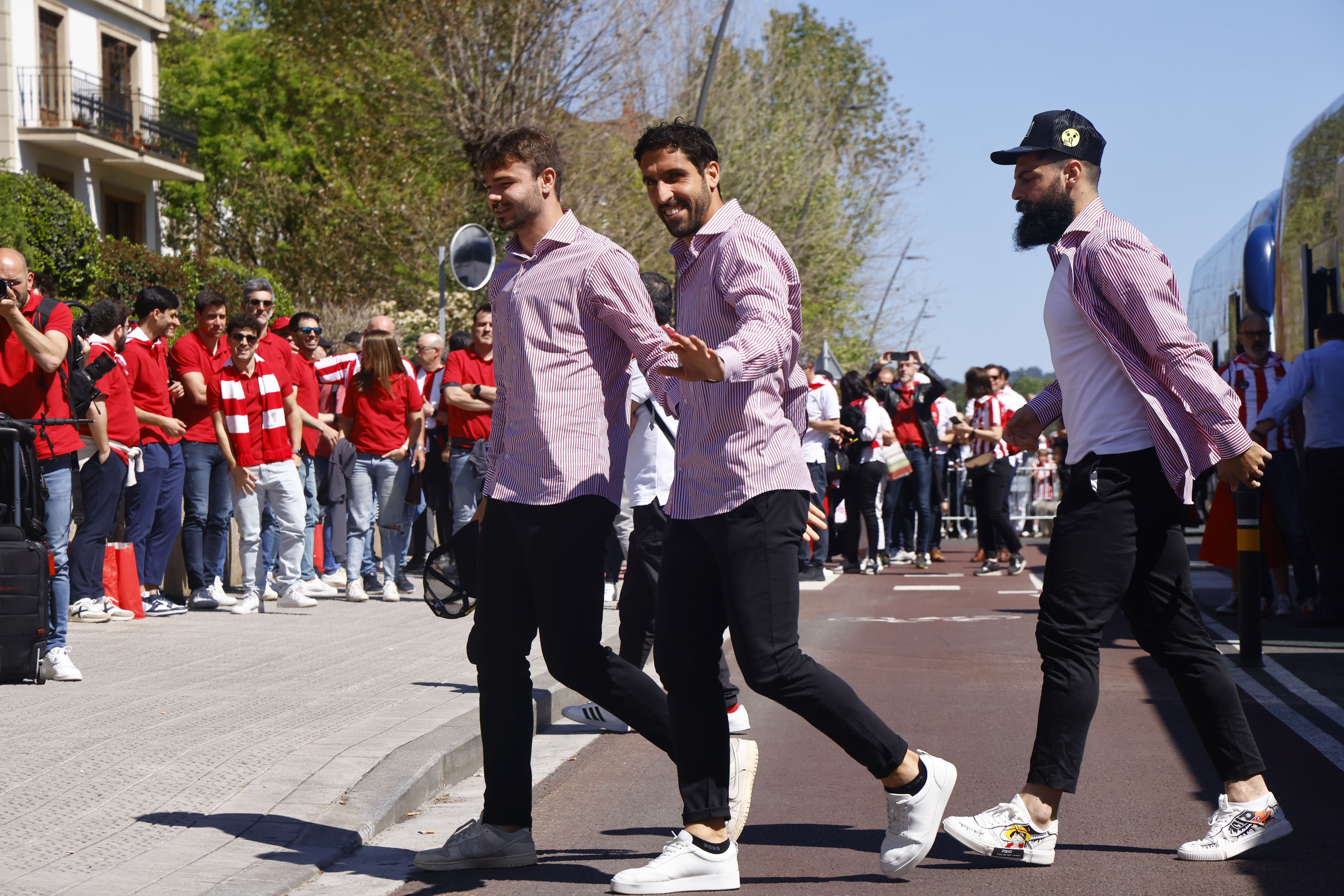 Euforia de los jugadores rojiblancos en la gabarra