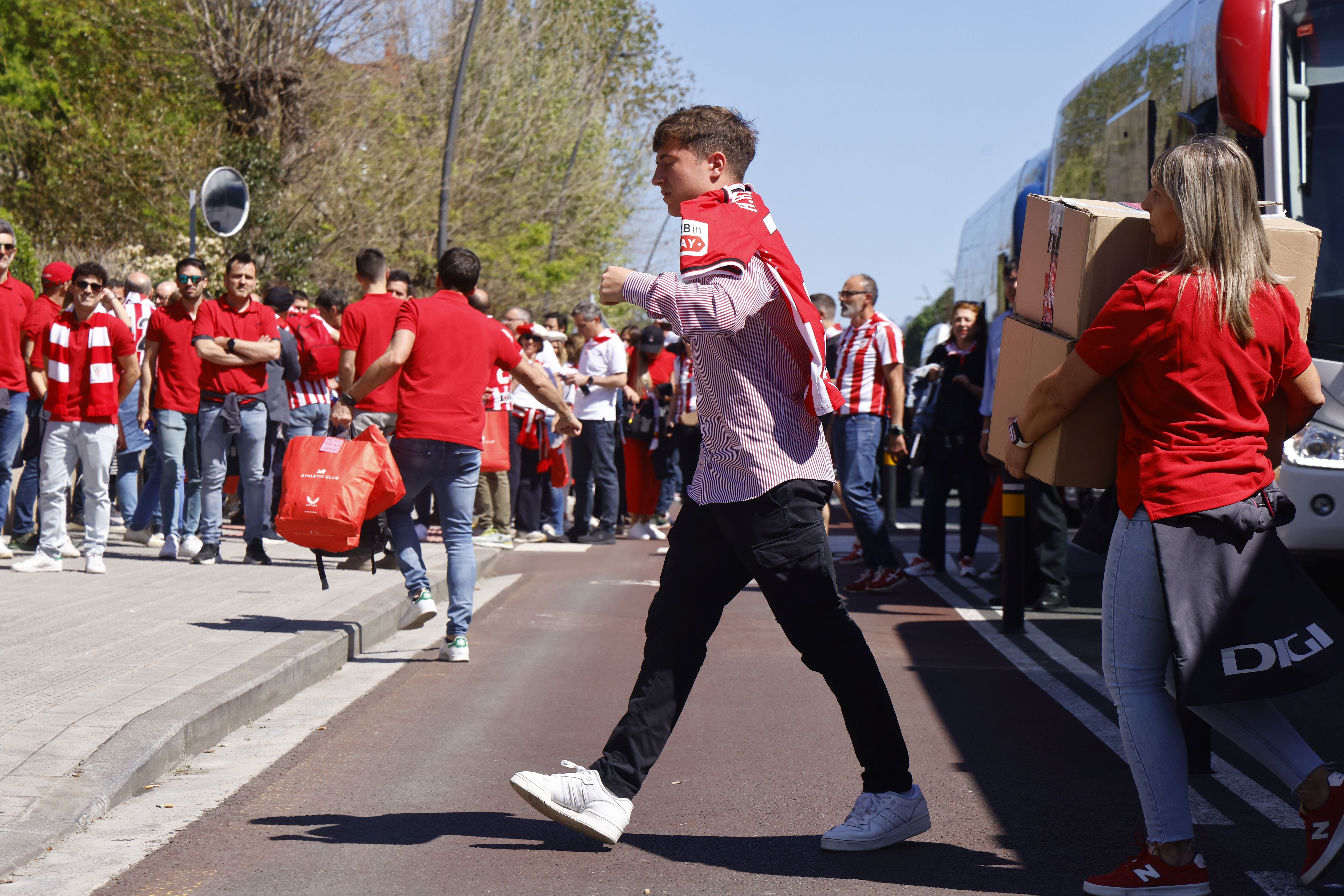 Euforia de los jugadores rojiblancos en la gabarra