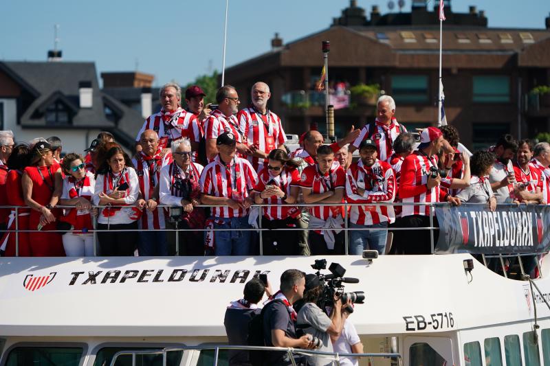 Euforia de los jugadores rojiblancos en la gabarra