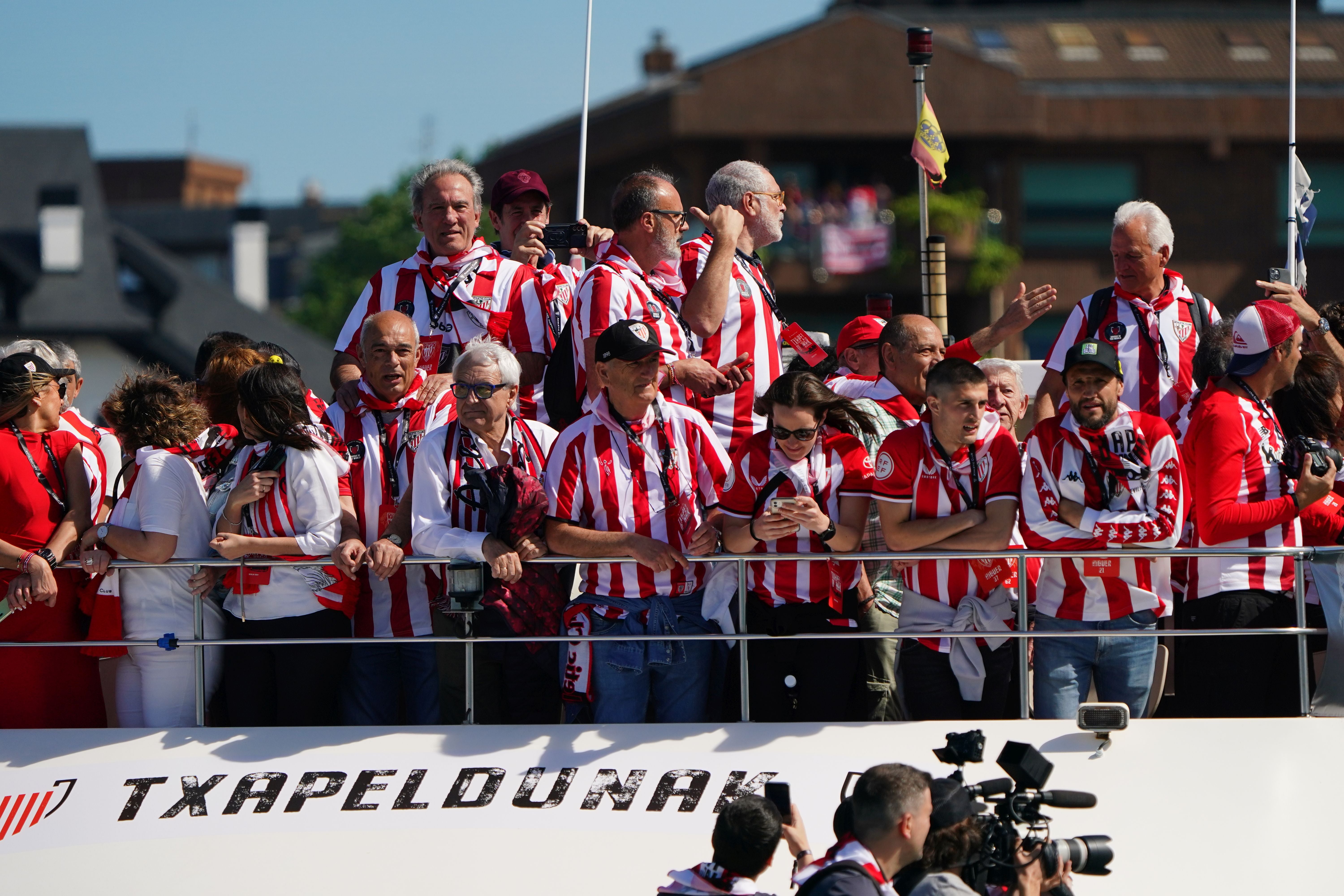 Euforia de los jugadores rojiblancos en la gabarra
