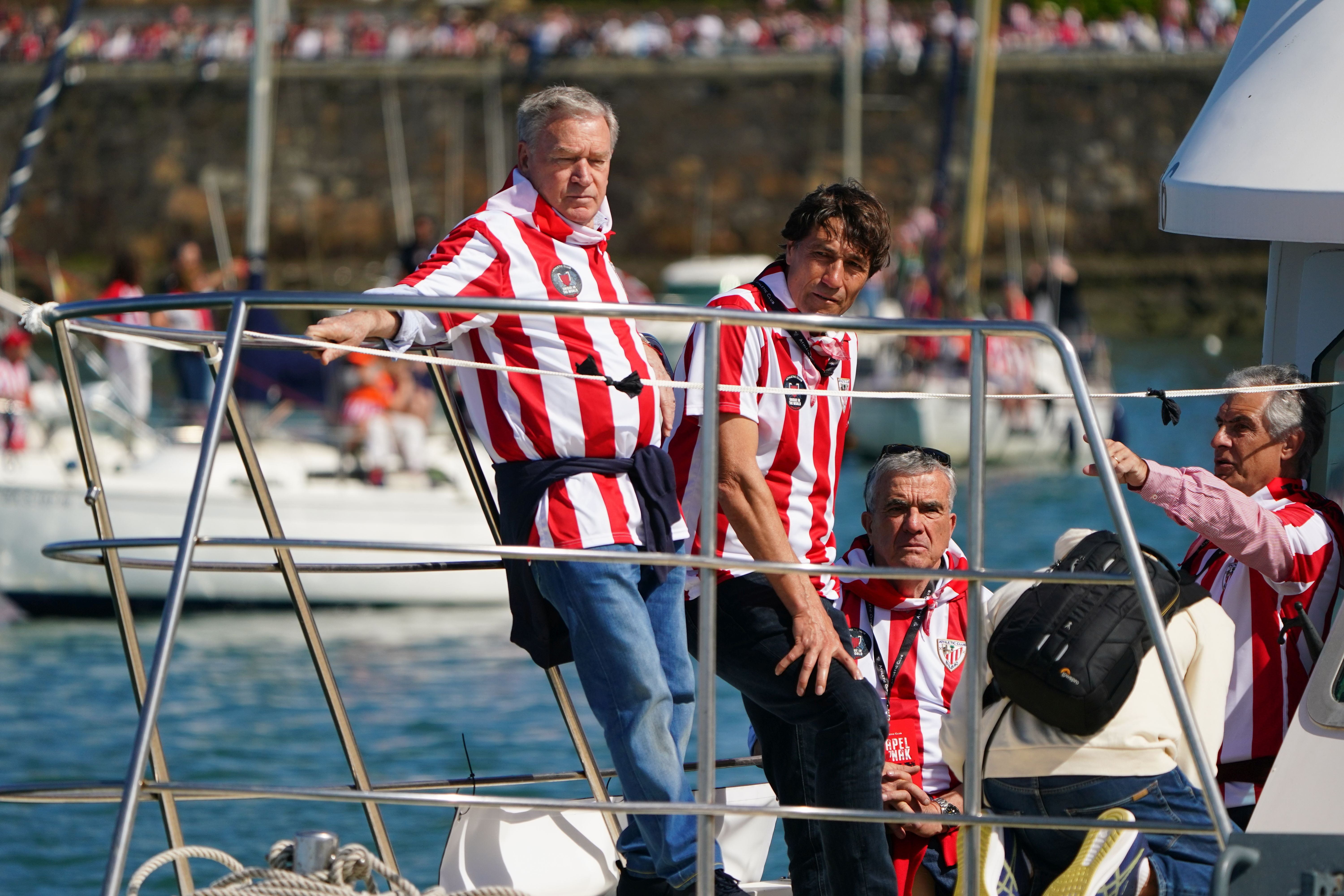 Euforia de los jugadores rojiblancos en la gabarra