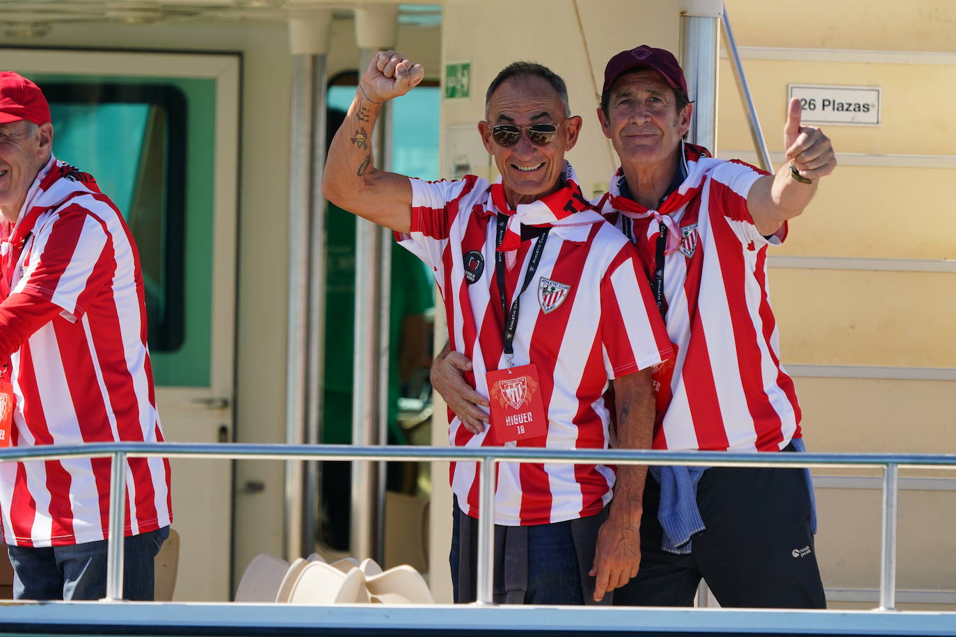 Euforia de los jugadores rojiblancos en la gabarra