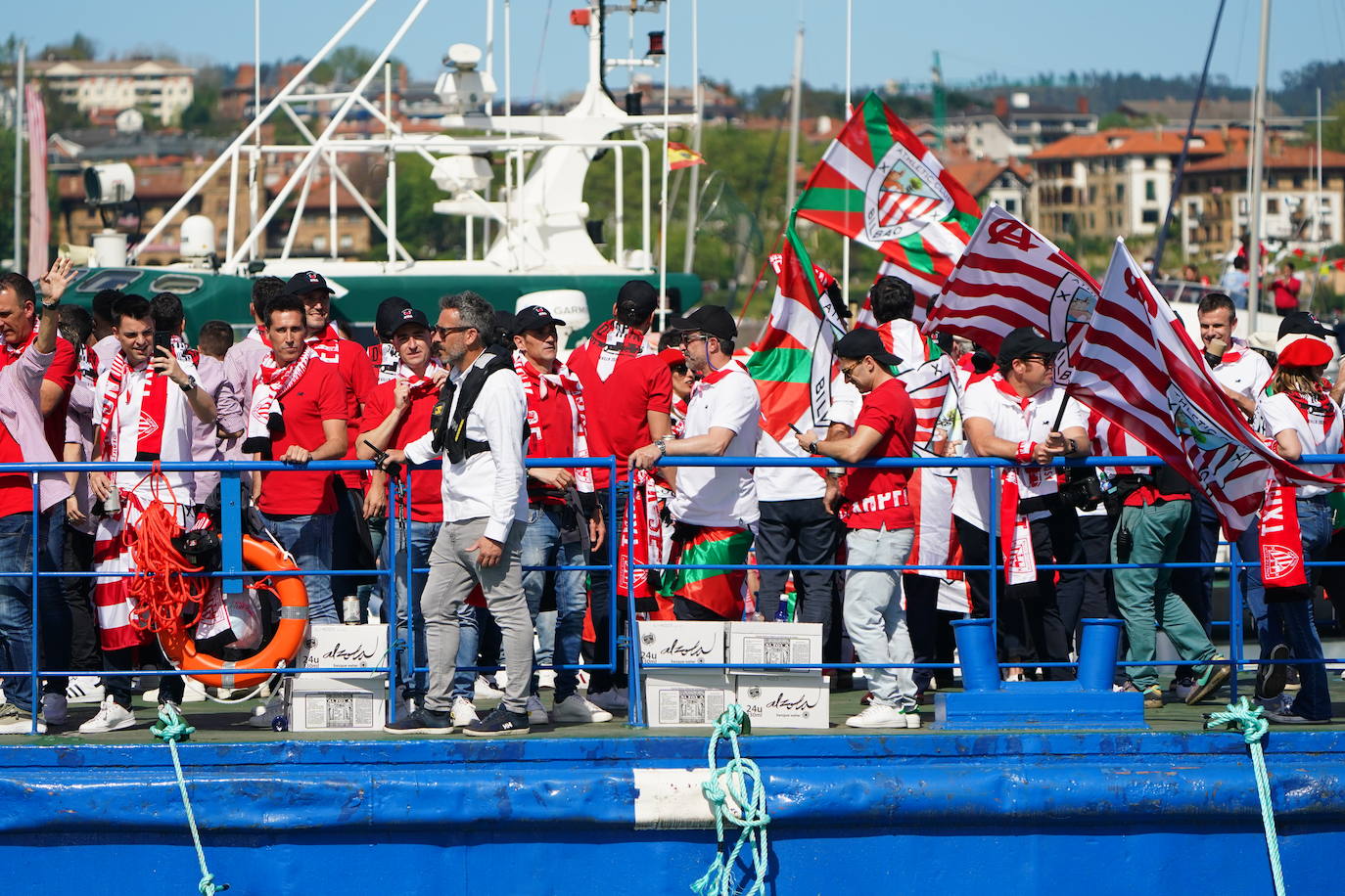 Euforia de los jugadores rojiblancos en la gabarra
