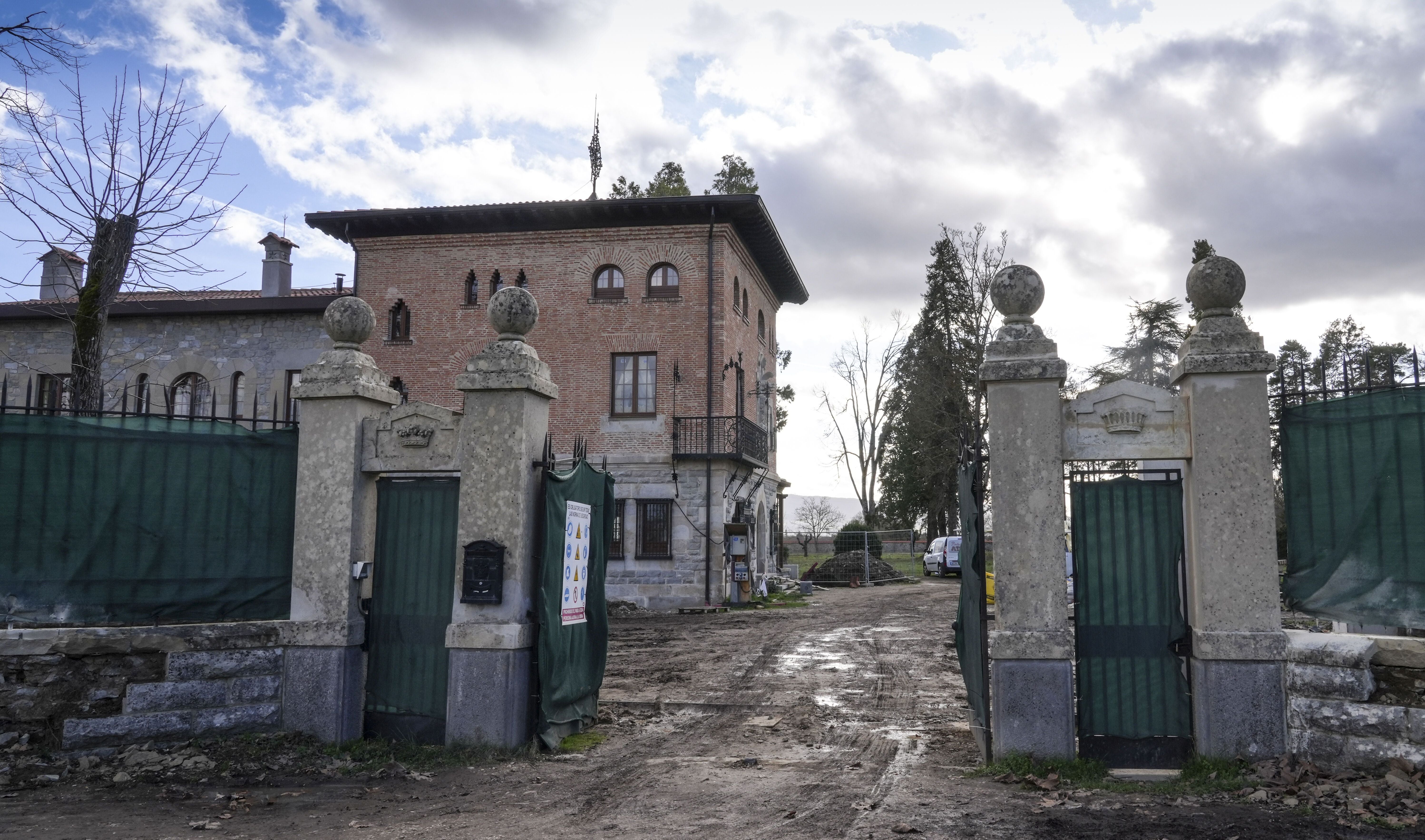 Acceso principal al palacio donde el hostelero proyecta hacer una residencia