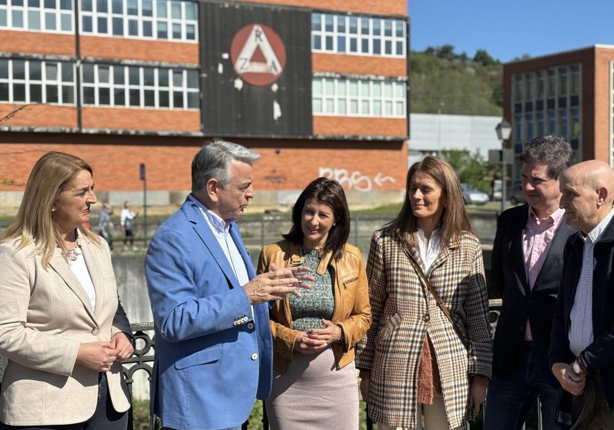 Javier de Andrés junto a otros miembros de su candidatura frente a la antigua industria de Aceros de Llodio.