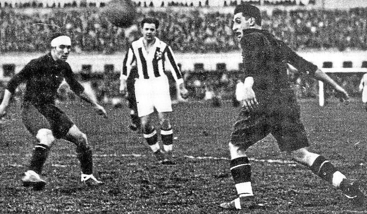 Ciriaco Errasti, a la derecha, en un partido de la selección española.