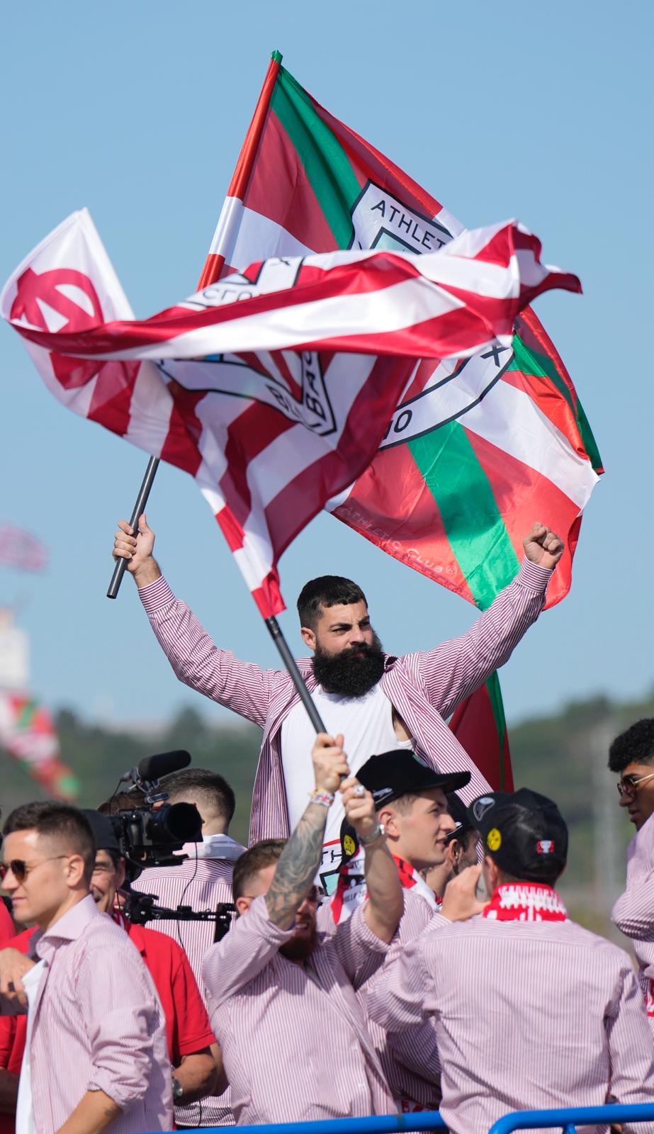 Euforia de los jugadores rojiblancos en la gabarra