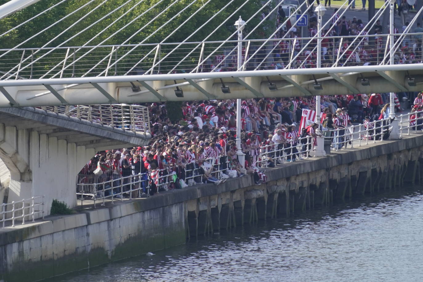 Las imágenes de la fiesta de la gabarra en Bilbao