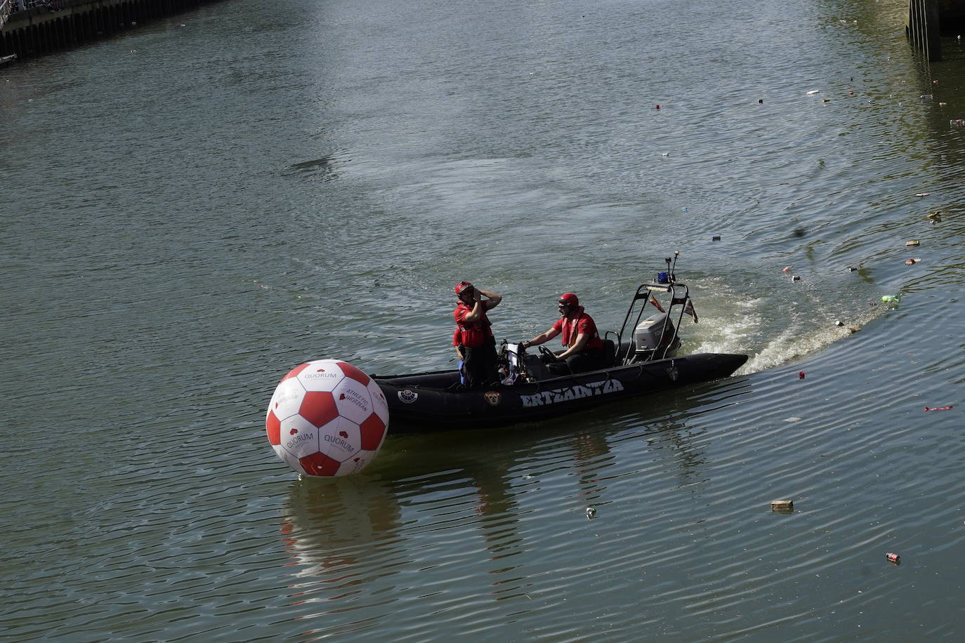 Las imágenes de la fiesta de la gabarra en Bilbao