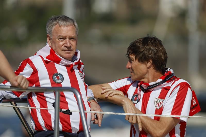 Euforia de los jugadores rojiblancos en la gabarra