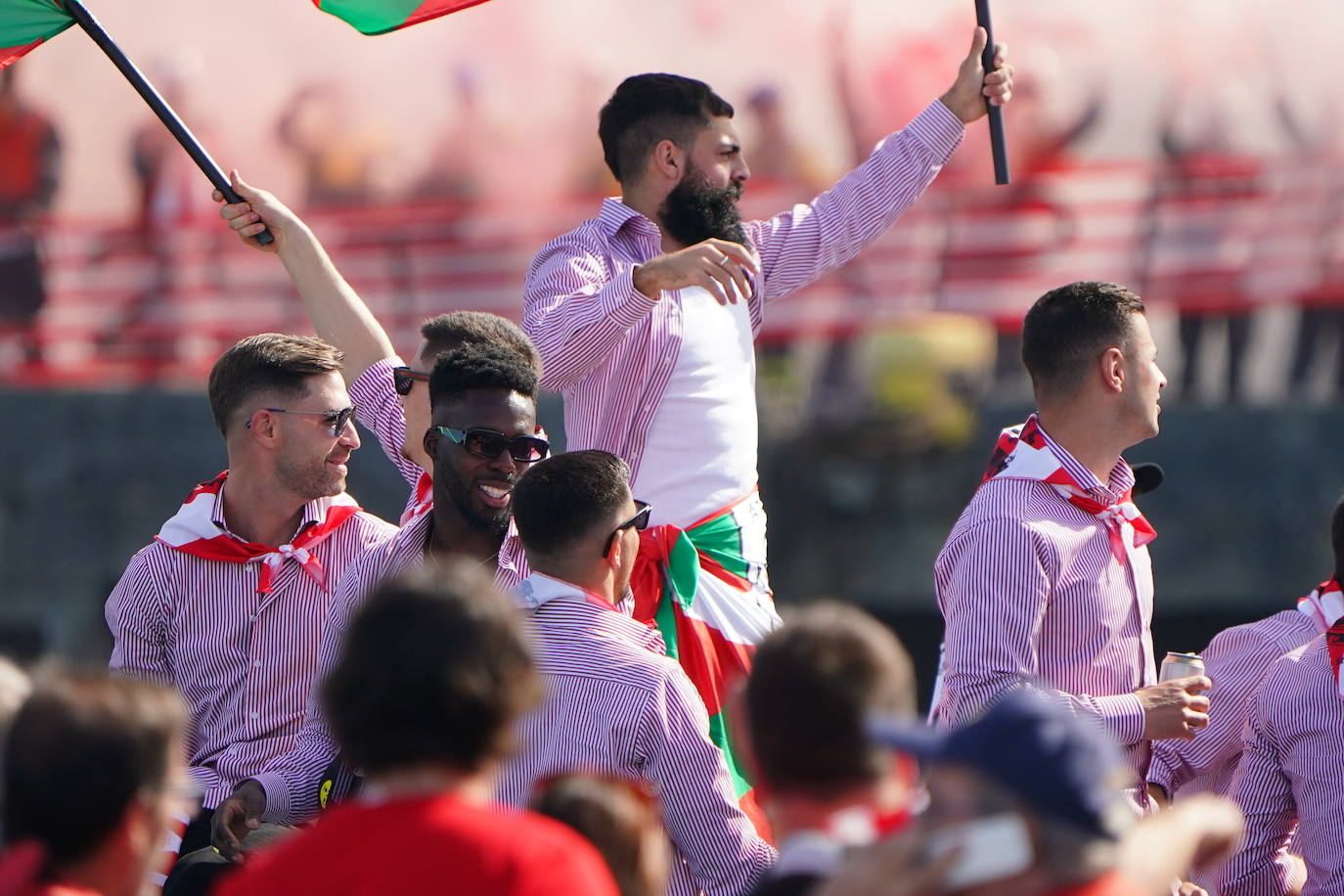 Euforia de los jugadores rojiblancos en la gabarra
