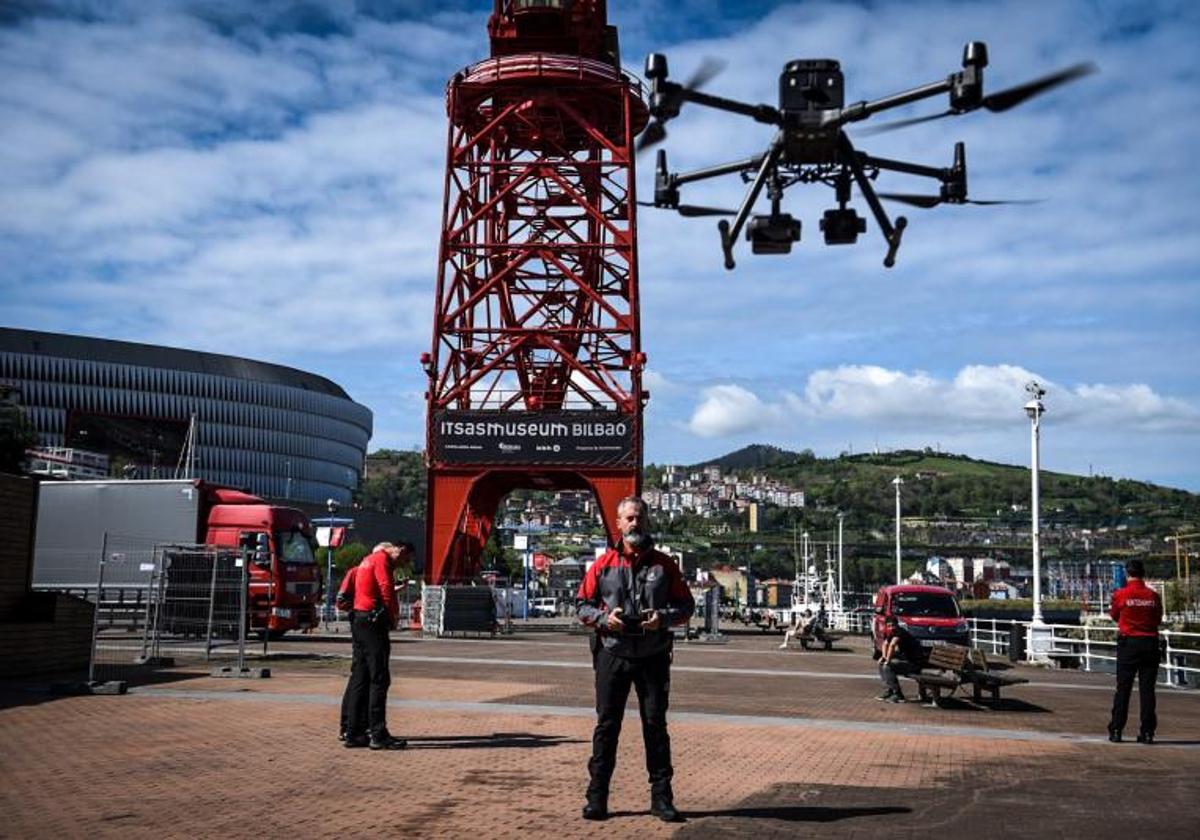 Los drones de la Ertzaintza sobrevuelan la ría con motivo del importante despliegue de seguridad.