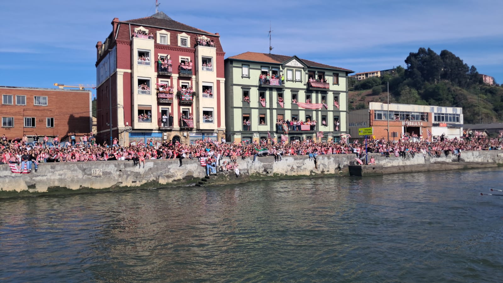 Erandio despide emocionado la gabarra: «Ya les tocaba verlo a las nuevas generaciones»
